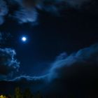 Wolken, Mond und Sterne