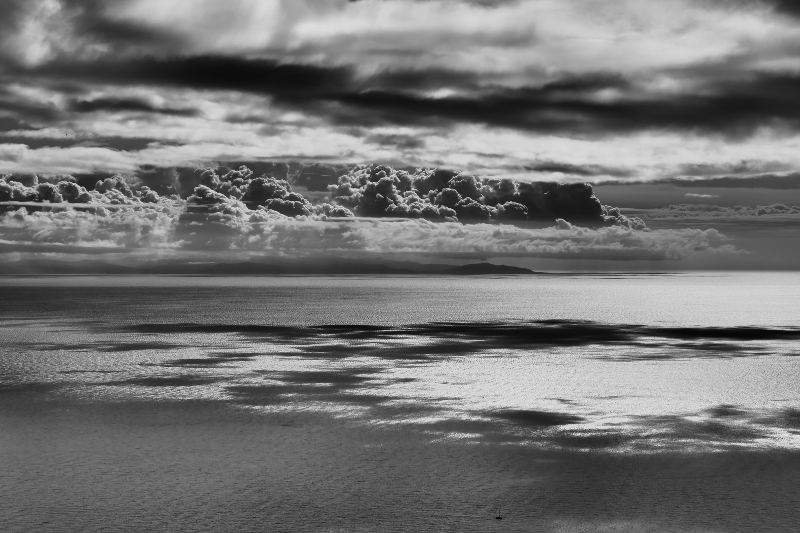 Wolken nach dem Regen mit Segelyacht