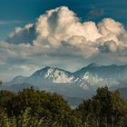 Wolken passen sich den Bergen an