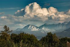 Wolken passen sich den Bergen an