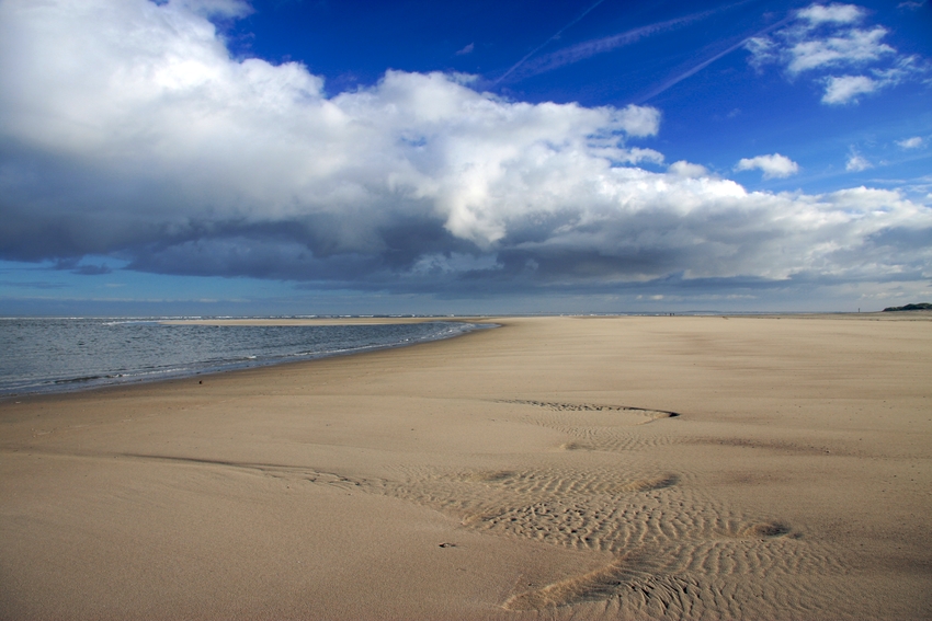 Wolken, Sand und Meer