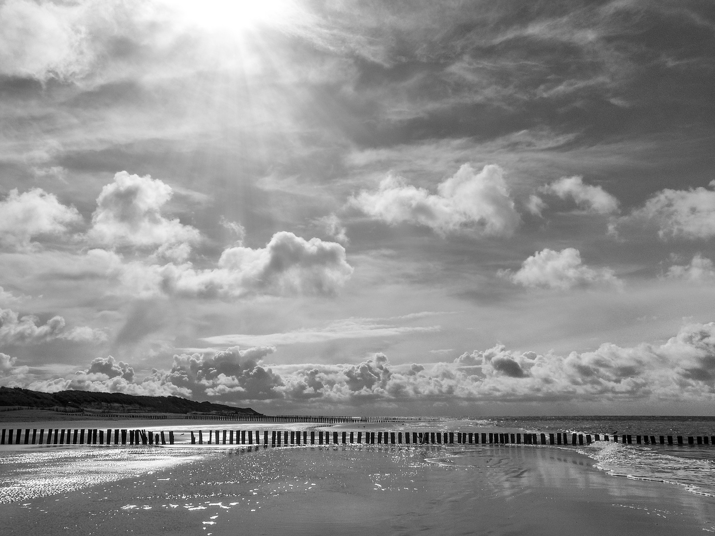 Wolken, Sandbank und Spiegelungen