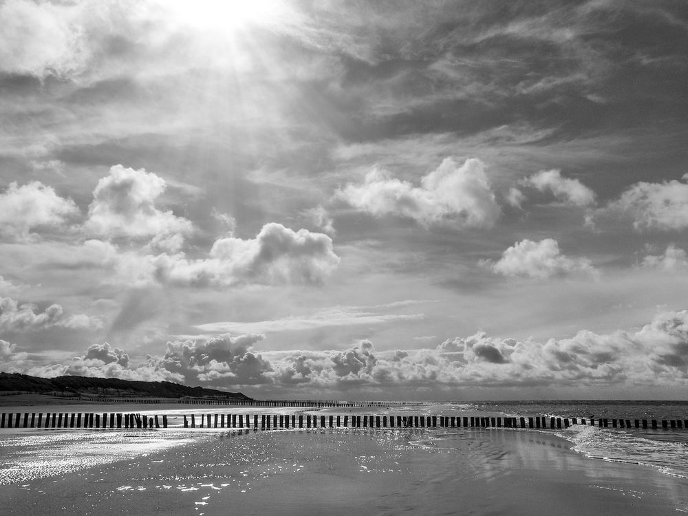 Wolken, Sandbank und Spiegelungen