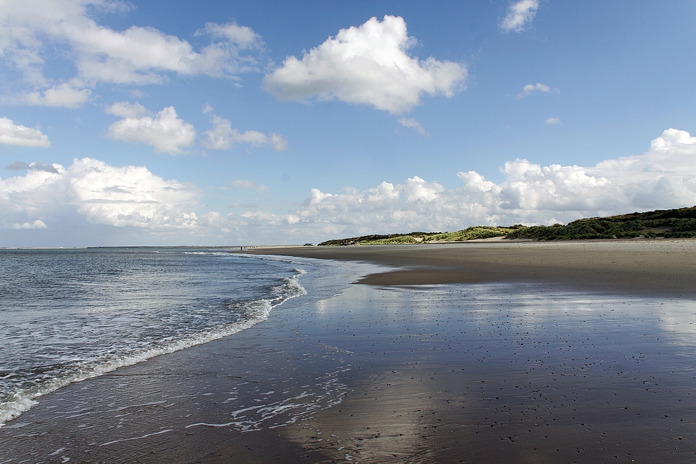 Wolken, Sonne, Strand und Meer