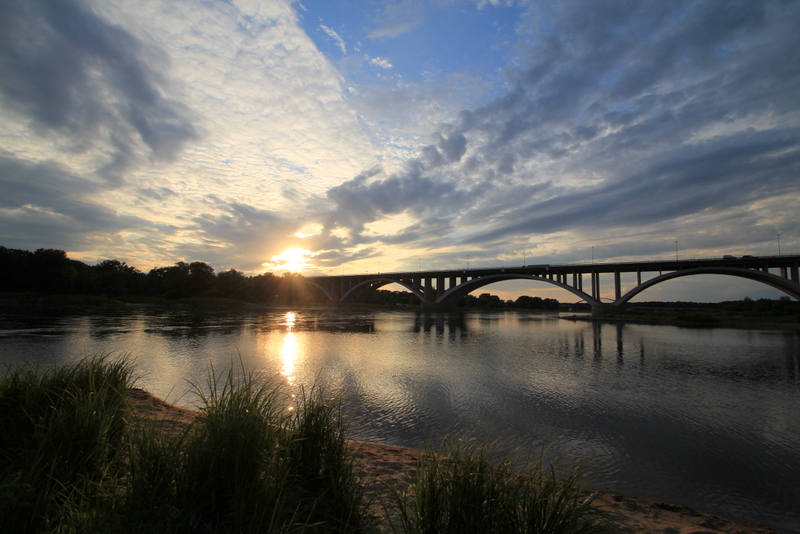 Wolken, Sonne und Fluss