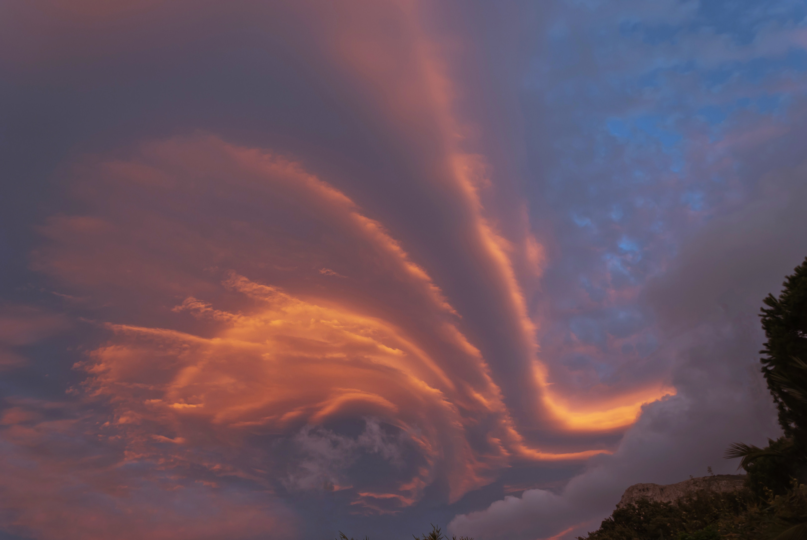 Wolken, Sonnenuntergang und Sturm