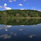 Wolken spiegeln sich darin...