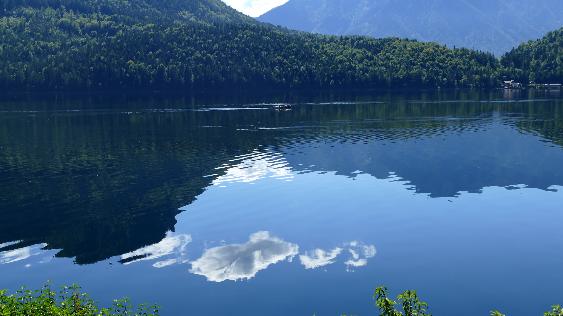 Wolken spiegeln sich im Altausseer See.