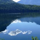 Wolken spiegeln sich im Altausseer See.