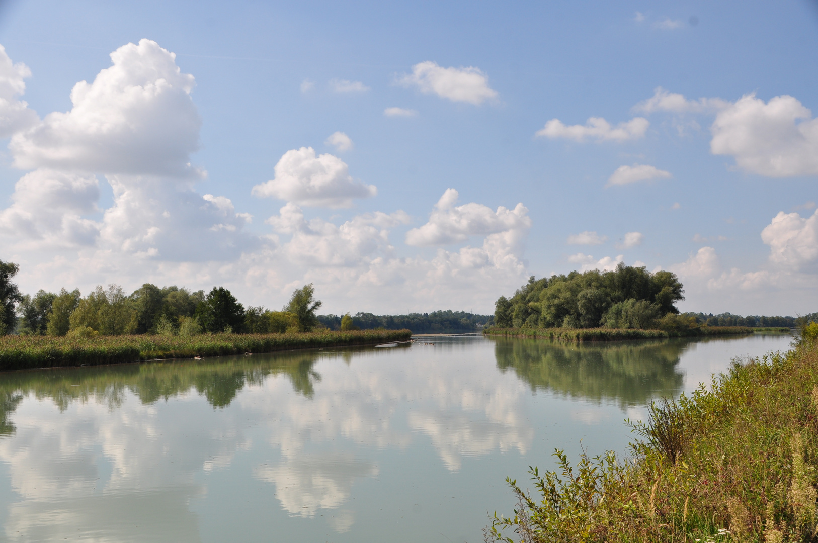 ...Wolken spiegeln sich im Inn