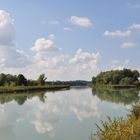 ...Wolken spiegeln sich im Inn