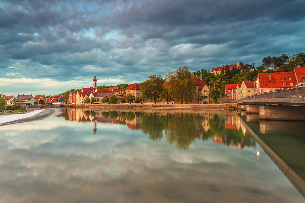 Wolken spiegeln sich im Lech