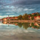 Wolken spiegeln sich im Lech