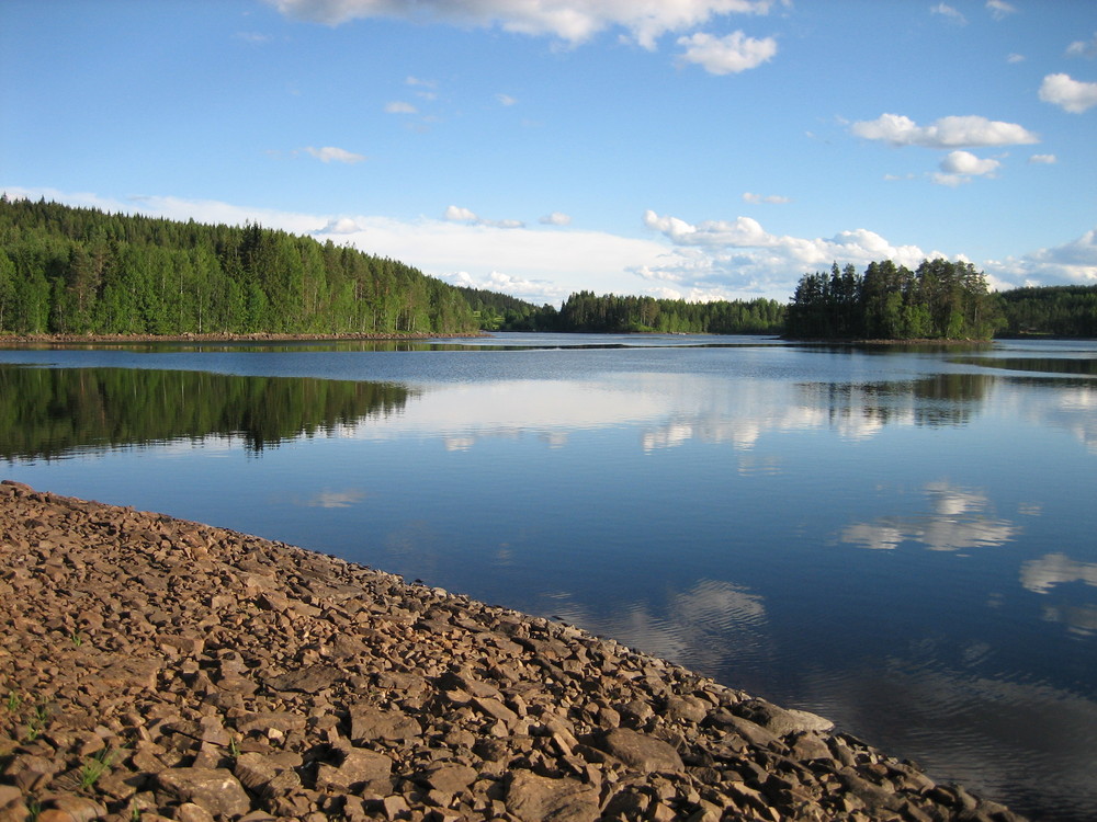 Wolken spiegeln sich im See