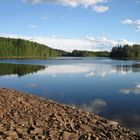 Wolken spiegeln sich im See