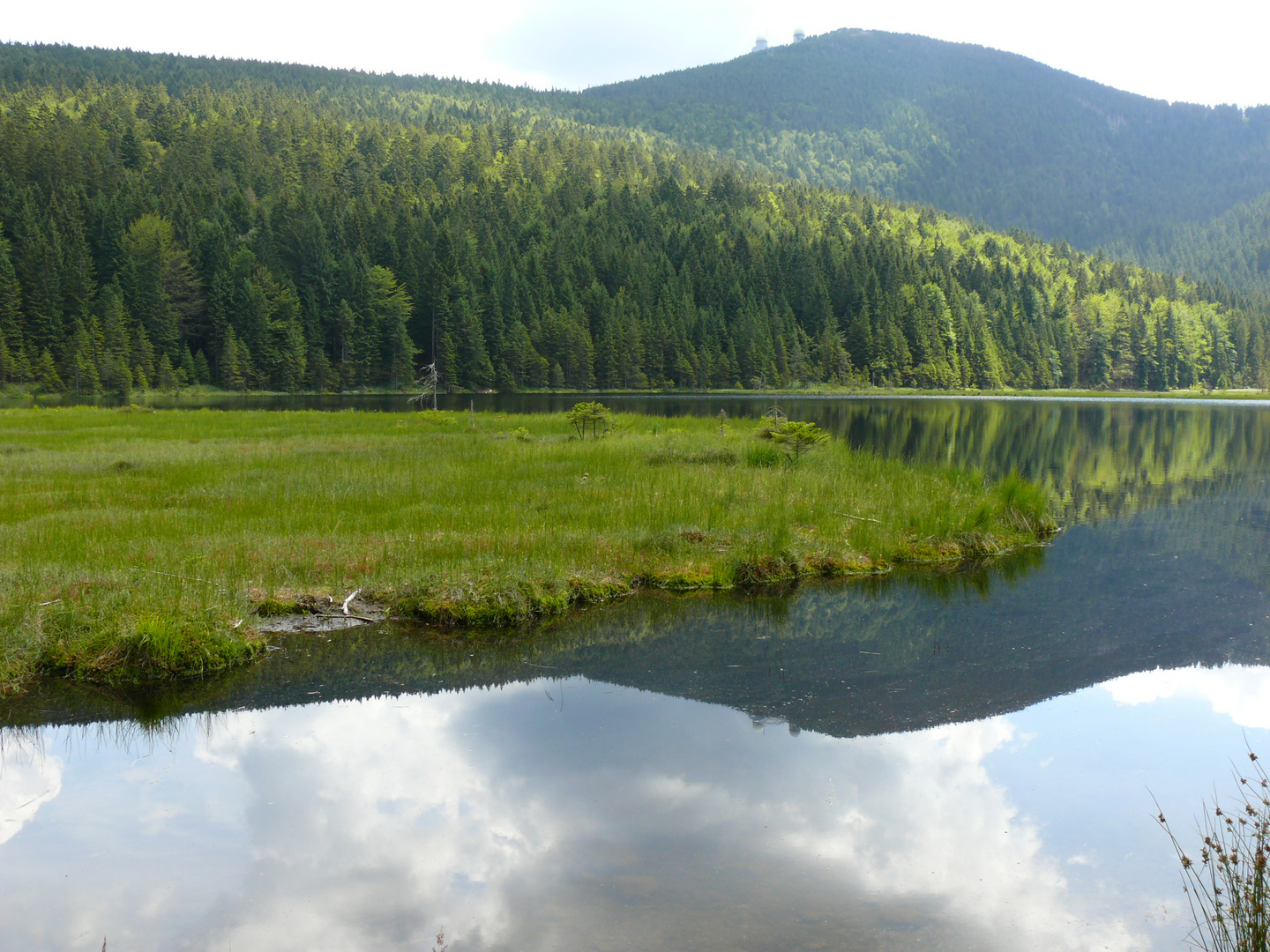 Wolken spiegeln sich im Wasser