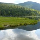 Wolken spiegeln sich im Wasser