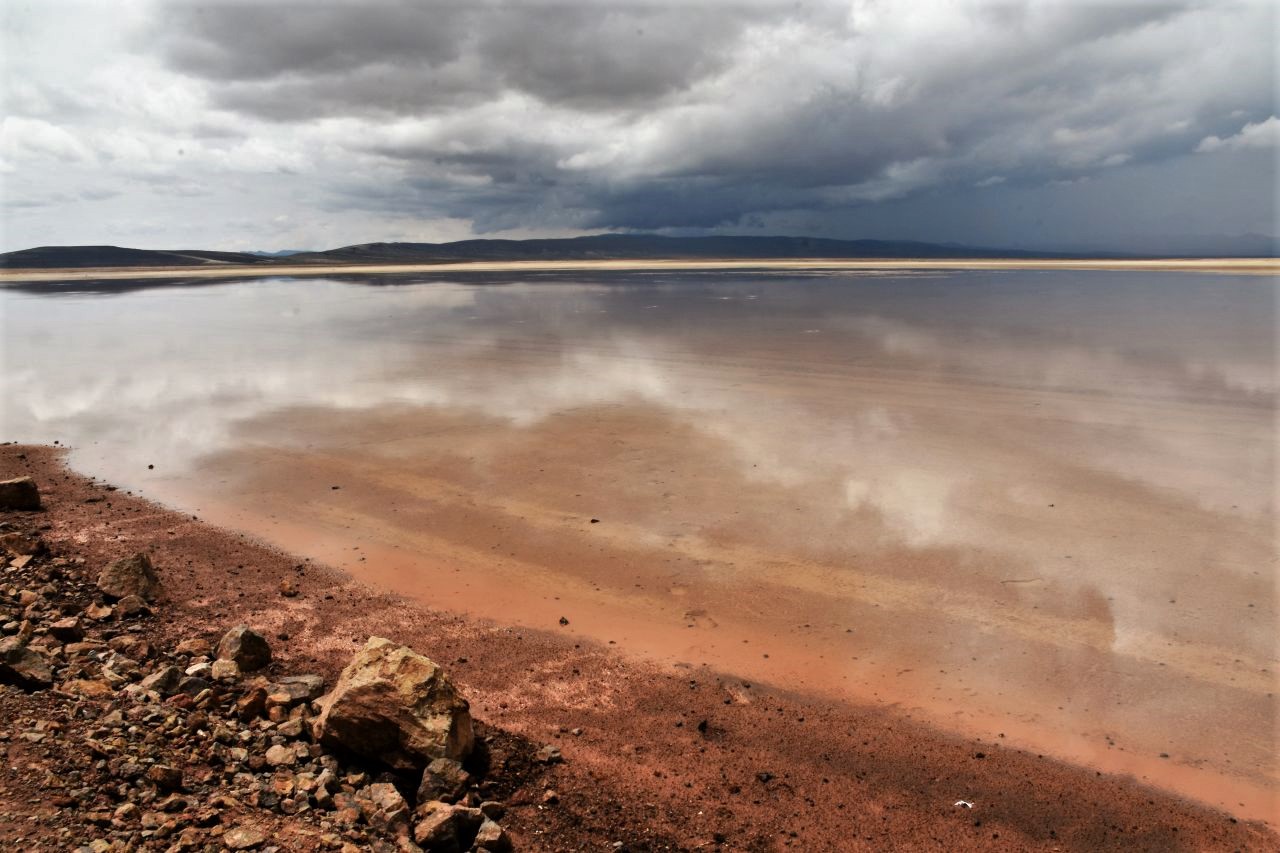 Wolken spiegeln sich in in einer Lagune