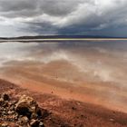 Wolken spiegeln sich in in einer Lagune