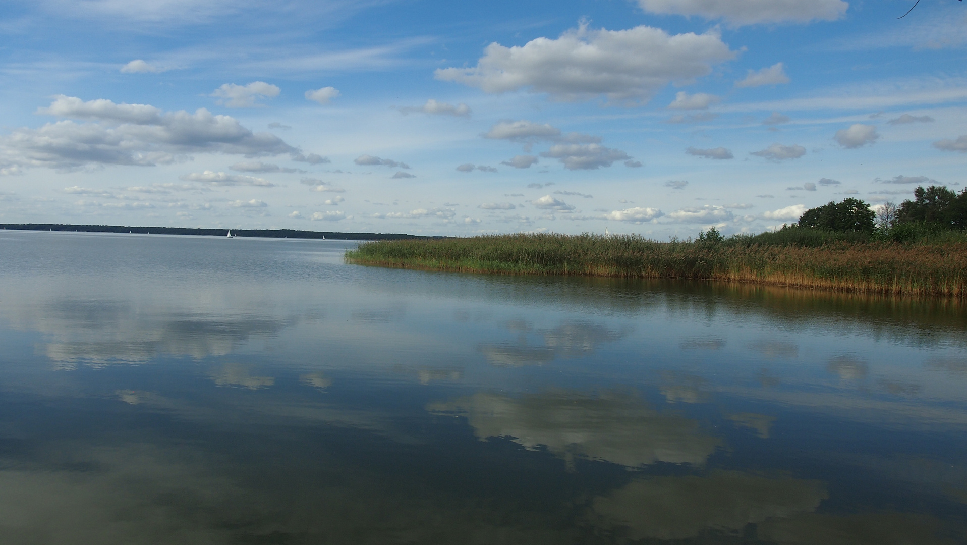 Wolken spiegelt sich im Meer