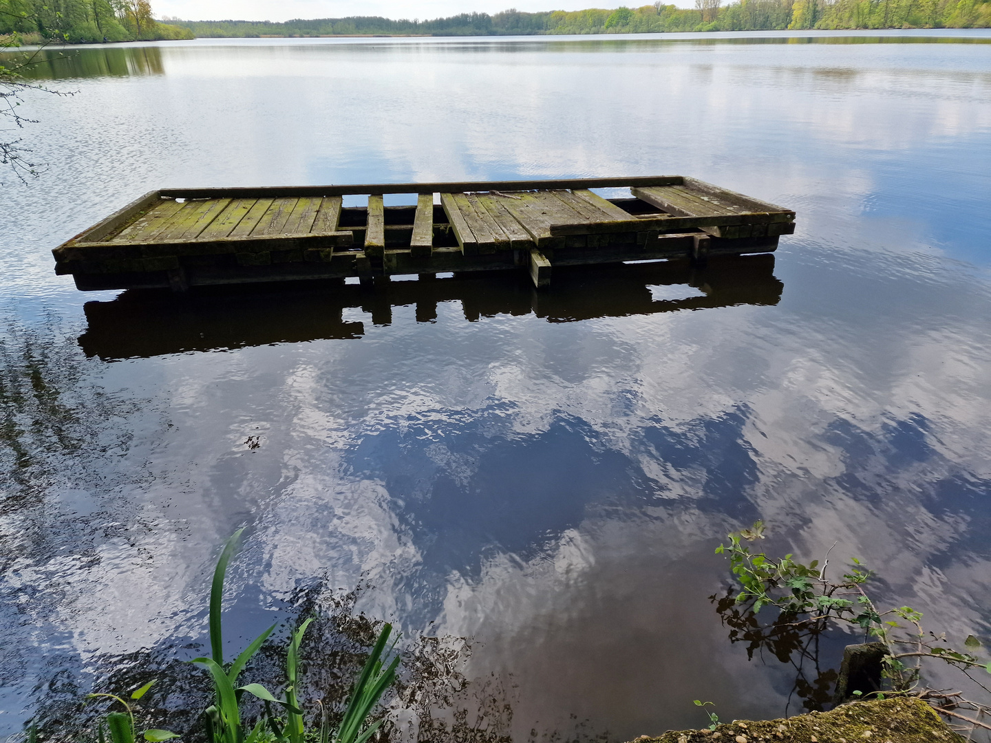 ... Wolken spiegen sich darin ...