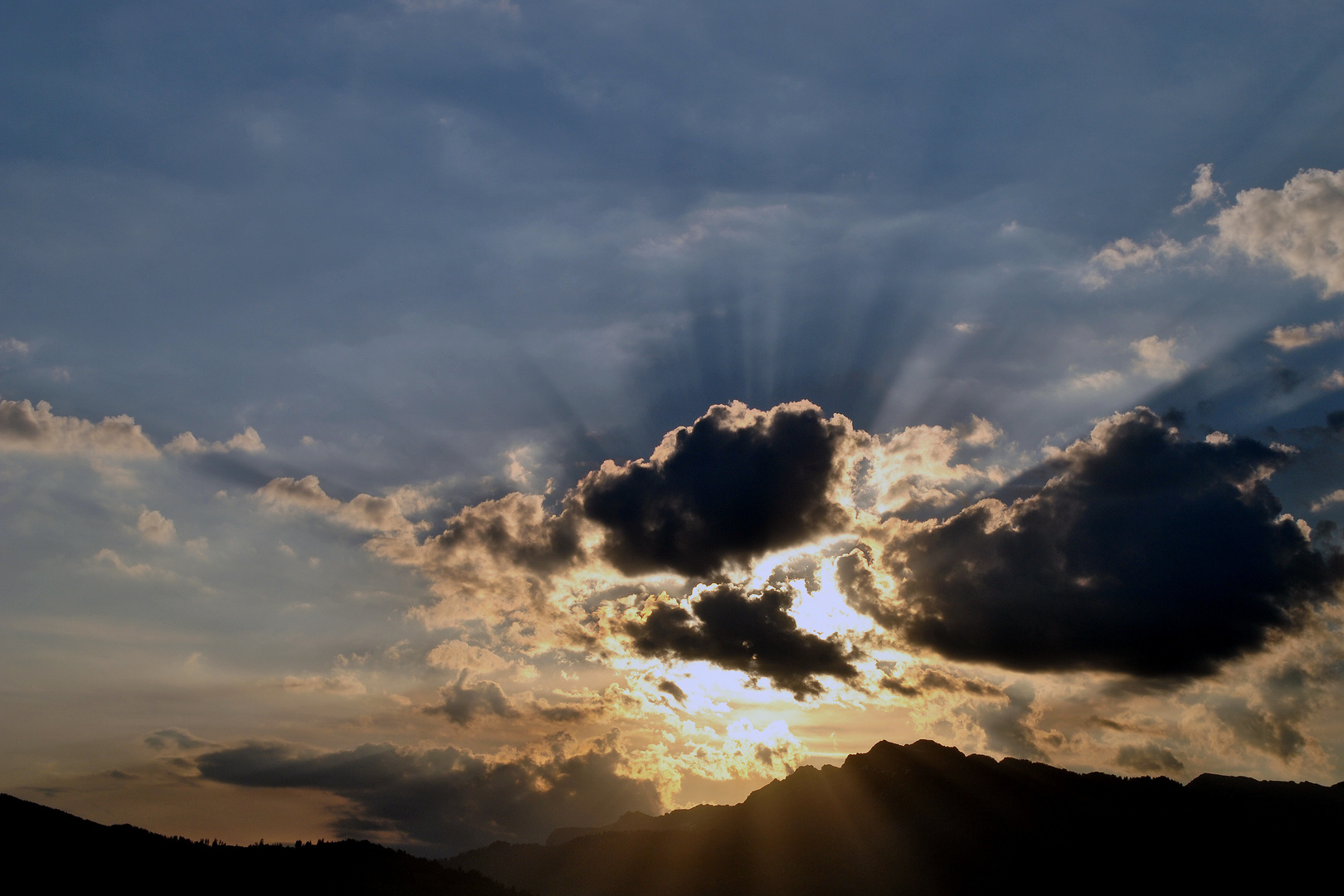 Wolken-Strahlen