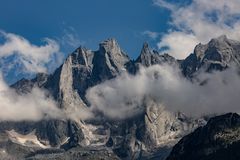 Wolken tanzen um die Sciora-Gruppe