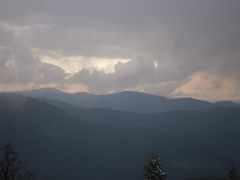 Wolken über Bergfront