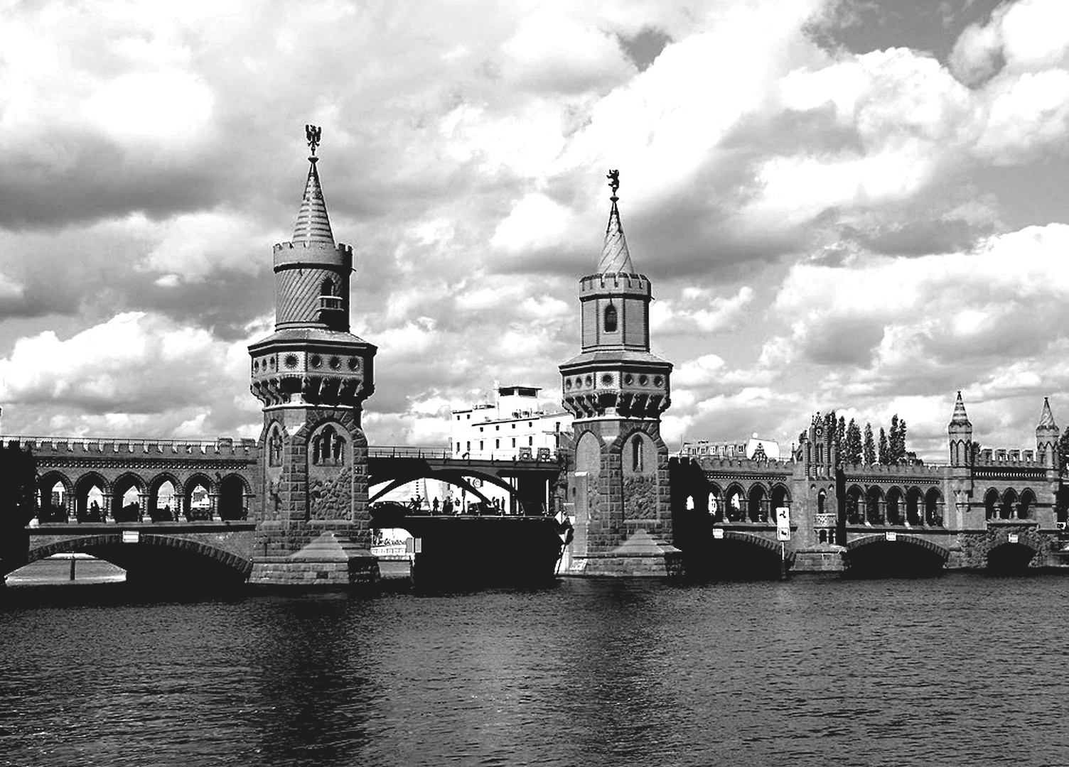 Wolken über Berlins schönster Brücke 