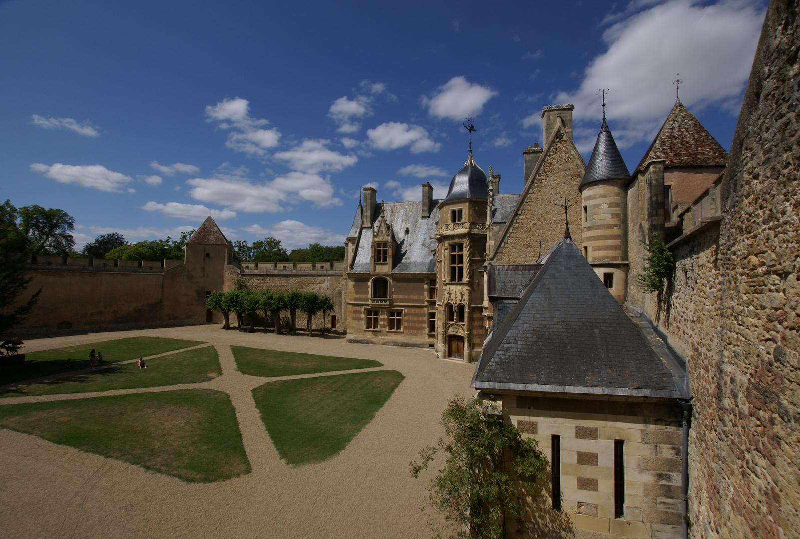 Wolken über Chateau d' Ainay le Vieil