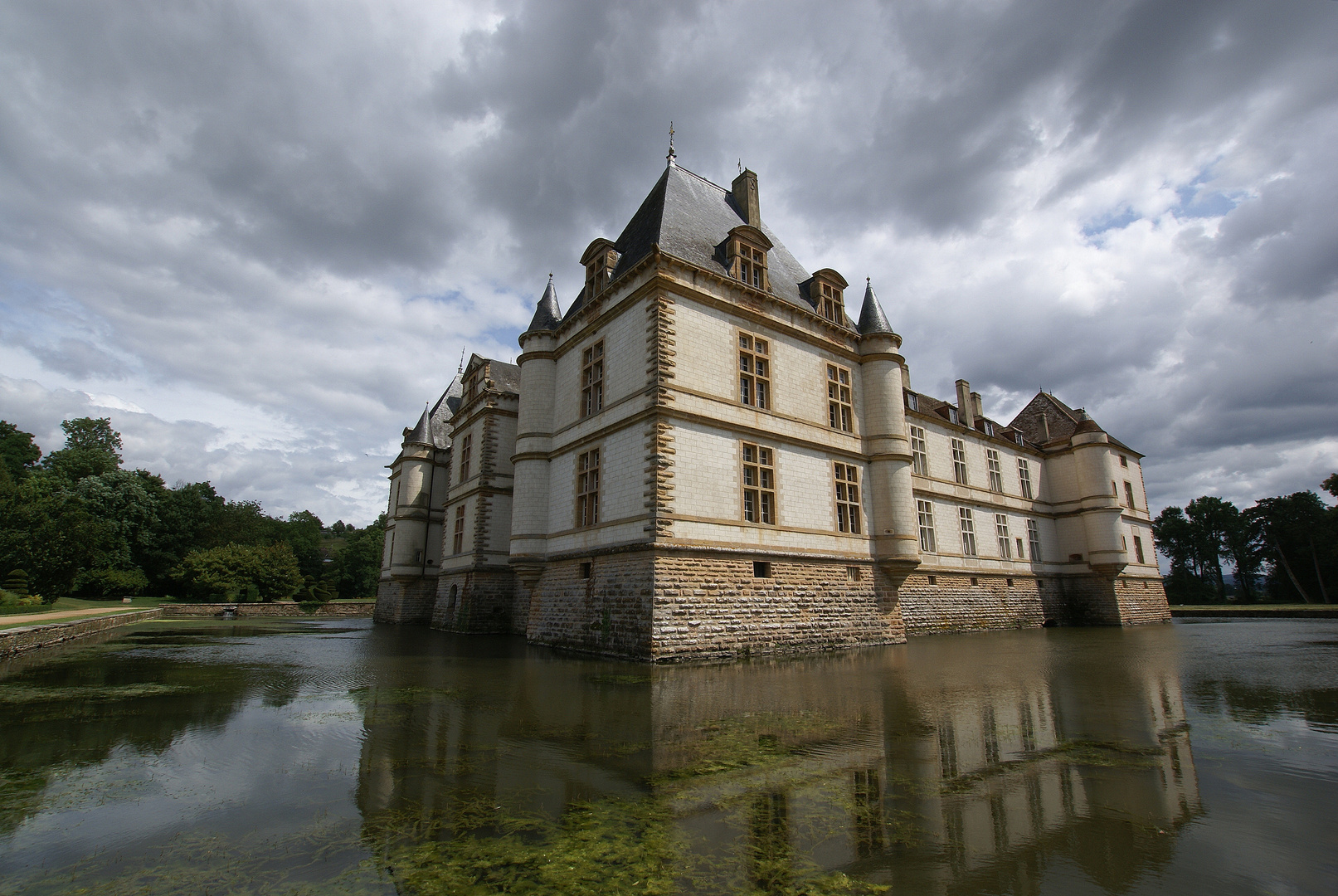 Wolken über Chateau de Cormatin