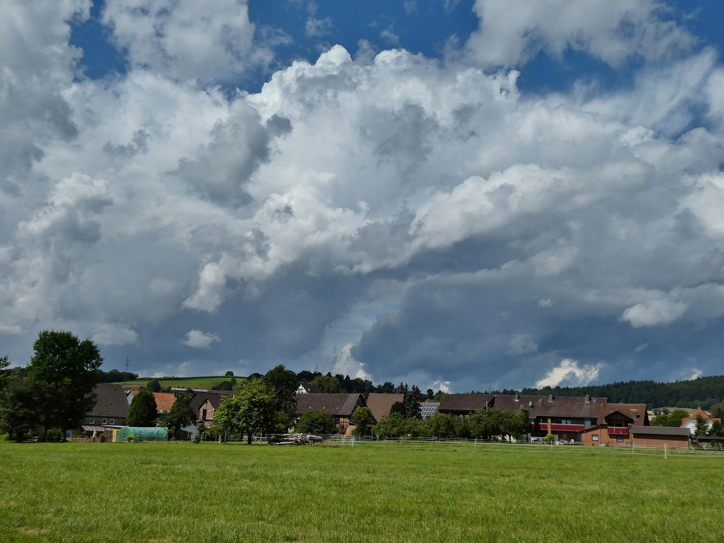 Wolken über dem Dorf