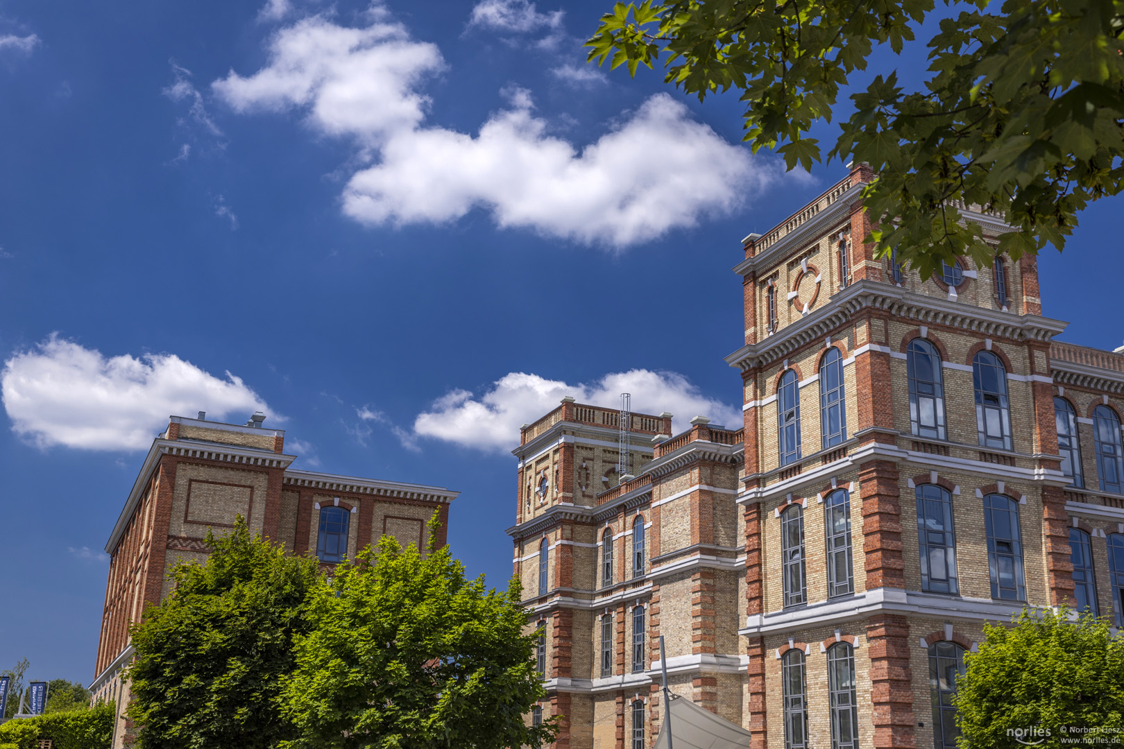 Wolken über dem Fabrikschloss