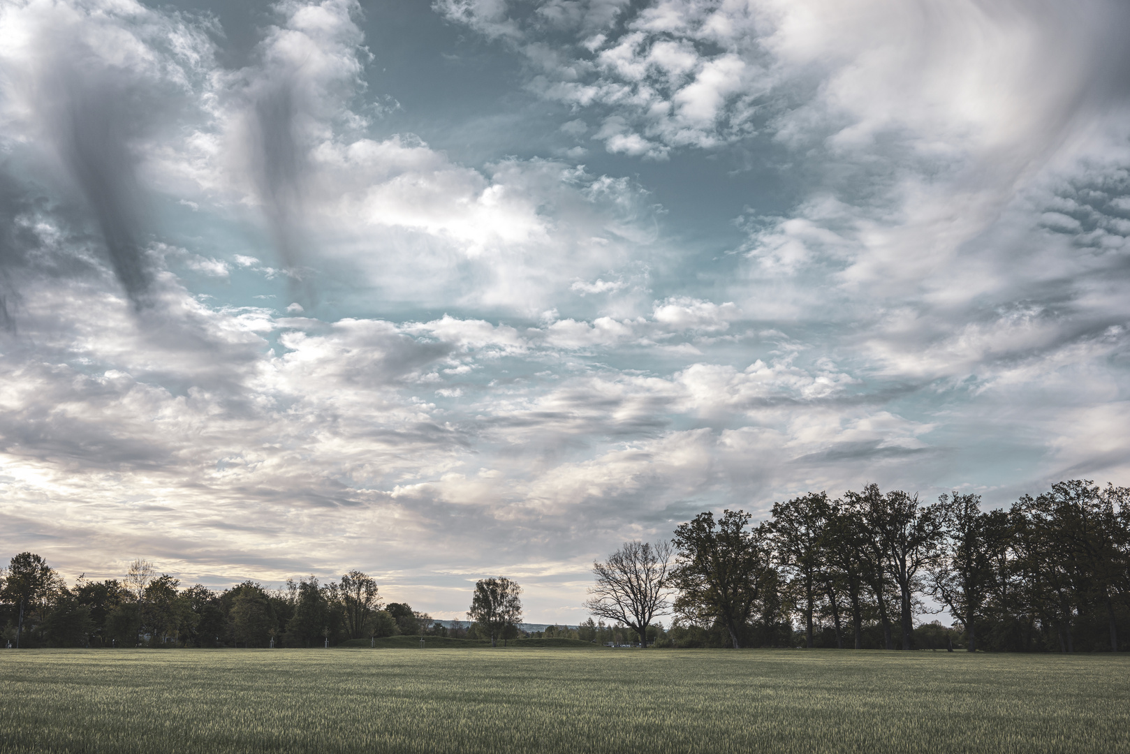 Wolken über dem Feld