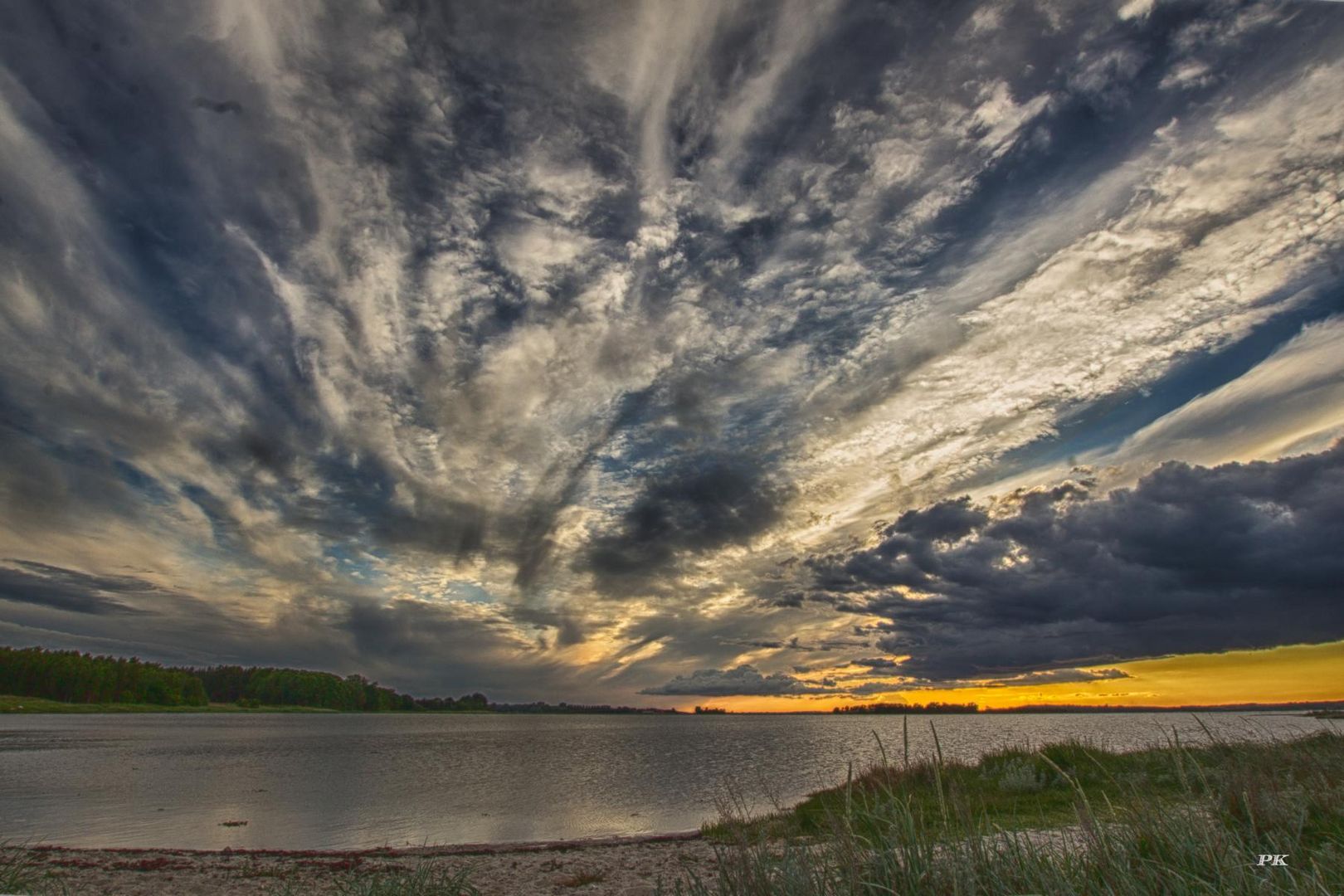 Wolken über dem Fjord