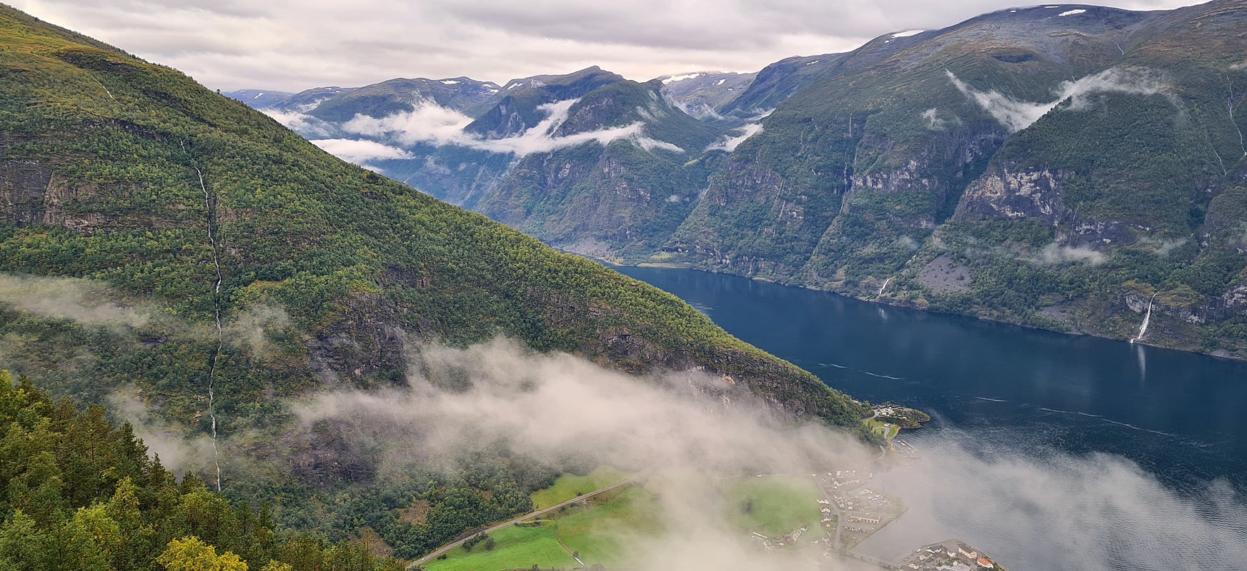 Wolken über dem Fjord