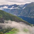 Wolken über dem Fjord