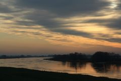 Wolken über dem Fluss ....