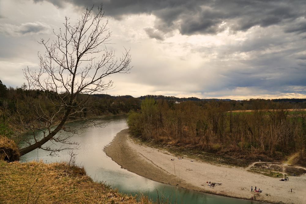 Wolken über dem Fluss