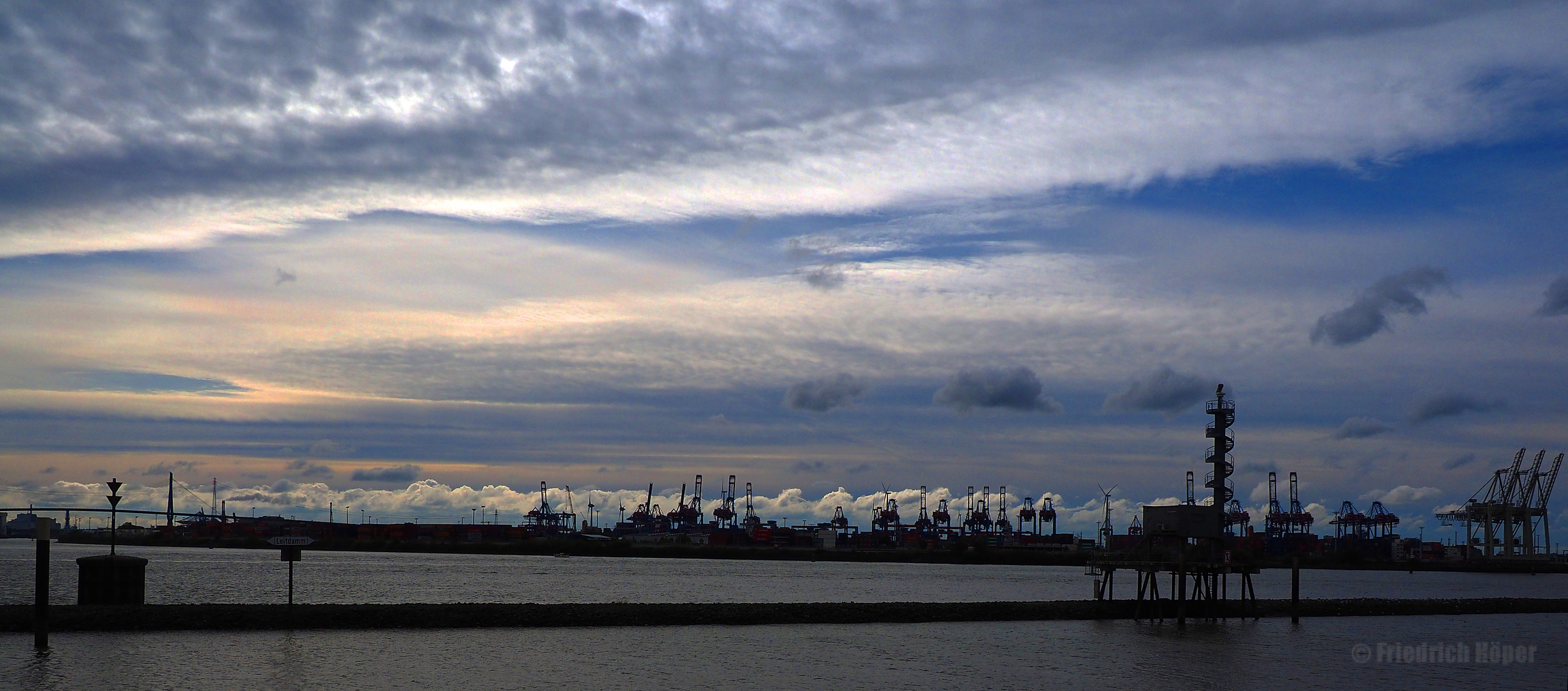 Wolken über dem Hafen