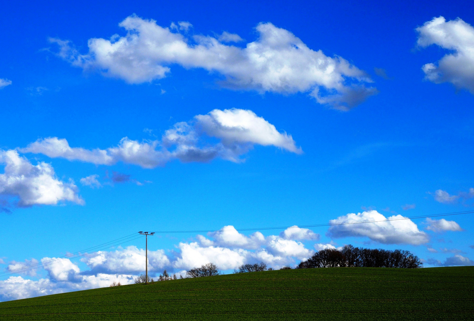 Wolken über dem Hügel