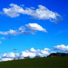 Wolken über dem Hügel