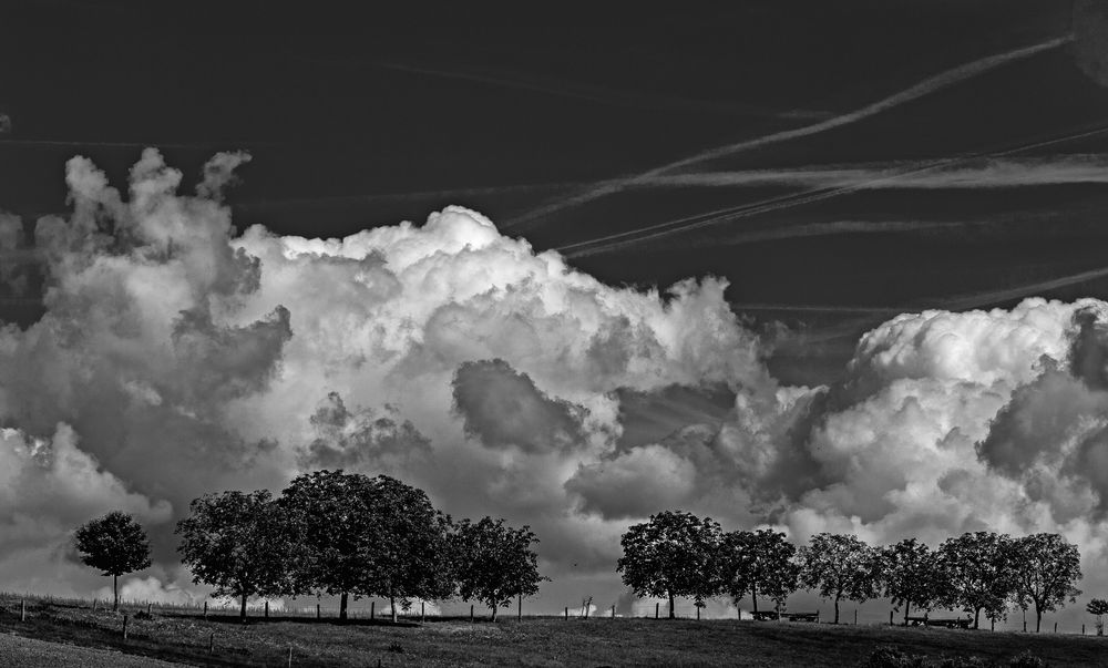 Wolken über dem Hügelkamm