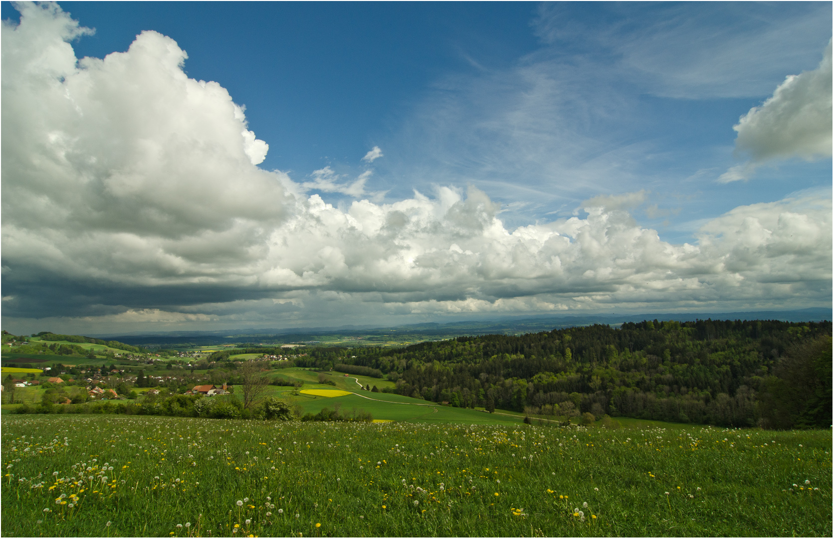 Wolken über dem Jura