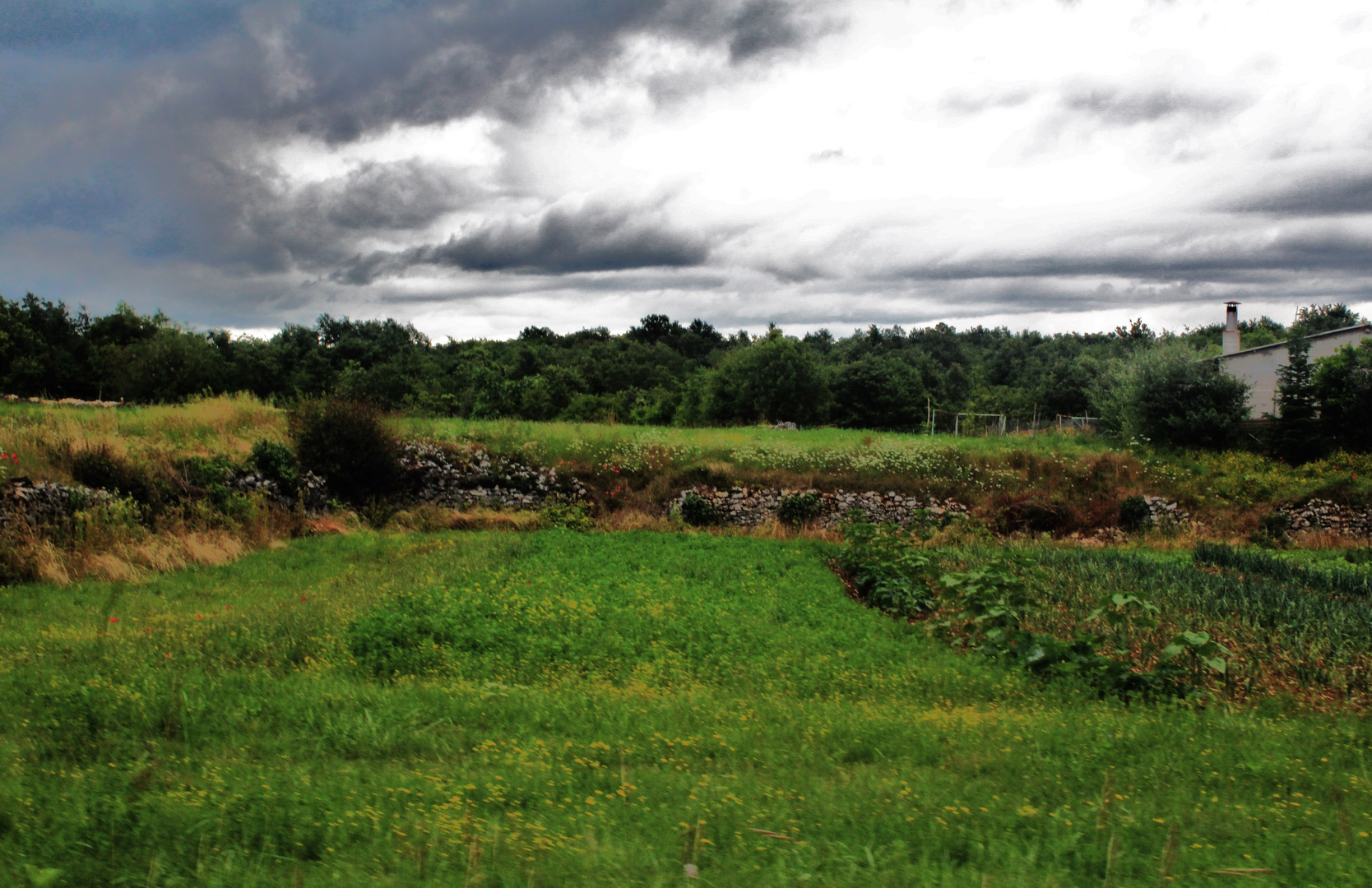 WOLKEN ÜBER DEM LAND