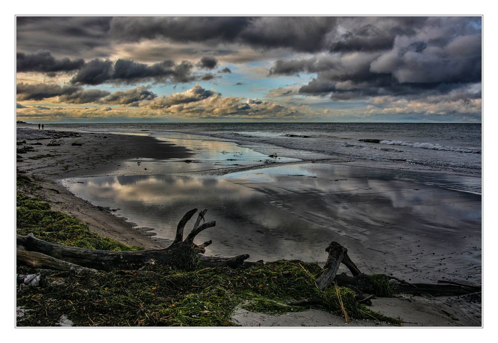 Wolken über dem Ostseestrand