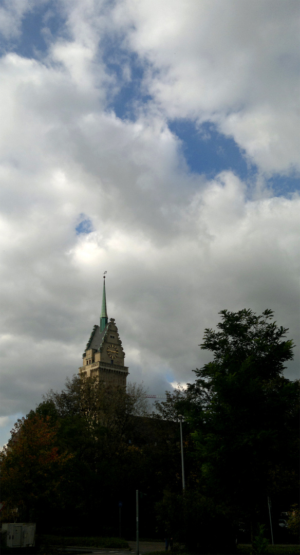 Wolken über dem Rathaus