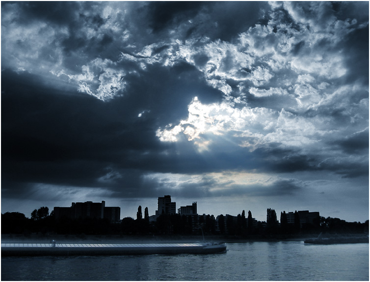 Wolken über dem Rhein