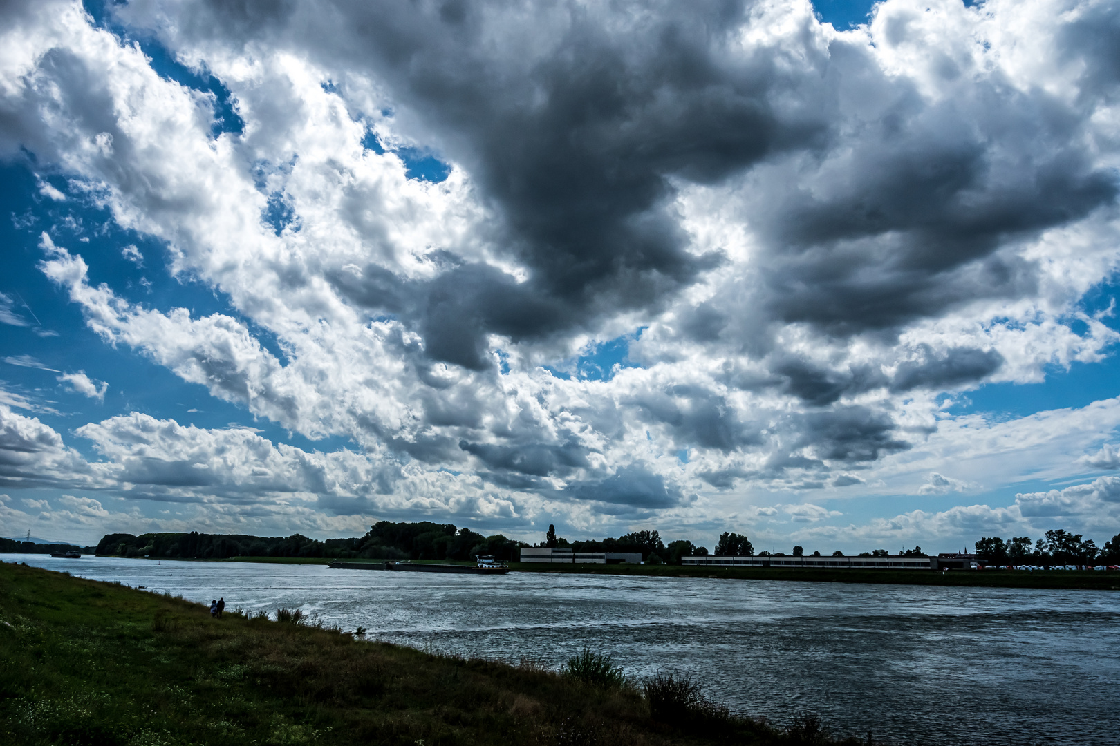 Wolken über dem Rhein