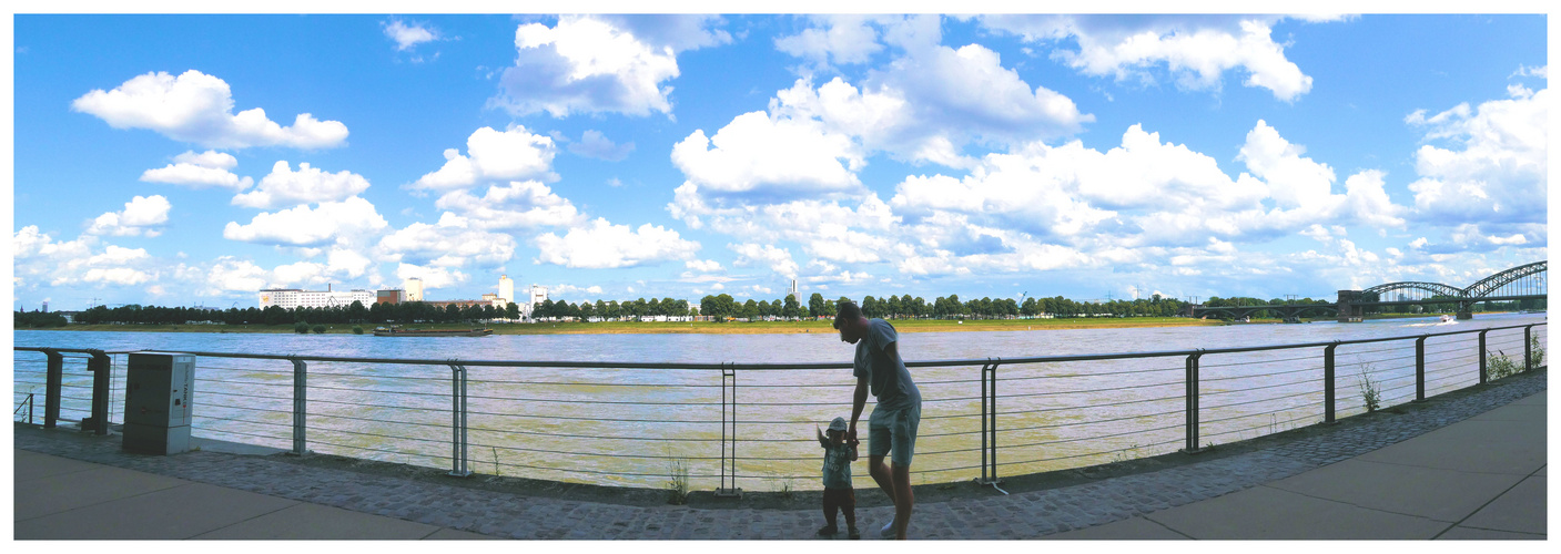 Wolken über dem Rhein in Köln